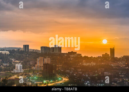 Une image composite du centre-ville de Kigali et dans les environs d'horizon dans la lumière du jour, le coucher du soleil et la nuit. Le Rwanda Banque D'Images