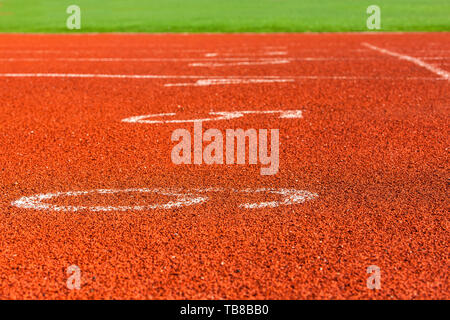 Marquages rouges sur la piste dans le stade Banque D'Images