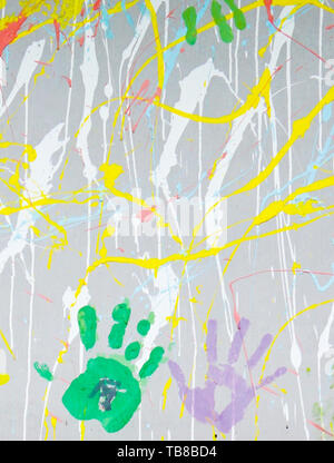 Belle main couleur imprime sur le mur Banque D'Images