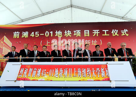 Shanghai. 30 mai, 2019. Photo prise le 30 mai 2019 montre la cérémonie d'inauguration des travaux de construction du nouveau campus de l'Université de New York (NYU) Shanghai Shanghai à Shanghai, à l'est de la Chine. Shanghai a commencé la construction jeudi sur le nouveau campus de l'Université de Shanghai, la première de l'enseignement supérieur Sino-U.S. institute en Chine. Situé dans le nouveau district de Pudong Bund (Qiantan Area), la construction s'étend sur plus de 110 000 mètres carrés et devrait être achevé d'ici 2022. Le nouveau campus peut accueillir jusqu'à 4 000 étudiants de premier cycle et des cycles supérieurs. Credit : Liu Ying/Xinhua/Alamy Live News Banque D'Images