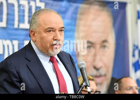 Tel Aviv, Israël. 30 mai, 2019. Avigdor Lieberman, chef du parti Israël Beitenou, prend la parole lors d'une conférence de presse à Tel Aviv, Israël, le 30 mai 2019. Le parlement israélien, la Knesset, a approuvé mercredi soir une loi pour sa dissolution, à moins de deux mois après les élections générales ont eu lieu le 9 avril. Les prochaines élections devraient avoir lieu le 17 septembre, 2019. Le projet de loi a été adopté avec 74 voix pour et 45 contre après que le Premier Ministre Benjamin Netanyahu n'a pas réussi à former un nouveau gouvernement dans les 42 jours que lui a donné jusqu'à mercredi minuit. Source : Xinhua/Alamy Live News Banque D'Images