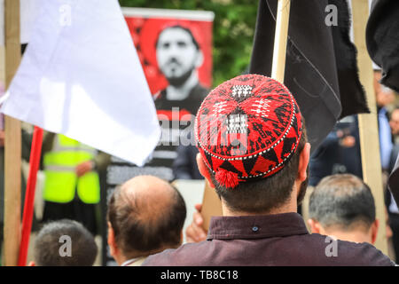 Londres, Royaume-Uni. 30 mai, 2019. Un homme portant une Pashteen l'écoute. Les manifestants affiliés au mouvement Tahafuz Pachtounes (PTM), un grand nombre des Pashteen portant chapeaux et vêtements traditionnels, crier et protester contre la violence et la torture par l'armée pakistanaise et les forces de l'état des Pachtounes. De nombreux Pachtounes Afghans sont d'origine, vivant au Pakistan et en Afghanistan. Credit : Imageplotter/Alamy Live News Banque D'Images