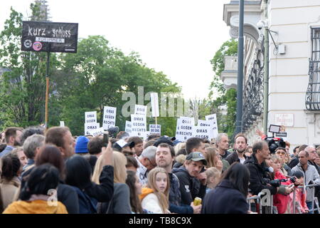 Vienne, Autriche. 30 mai, 2019. La 32e jeudi à démonstration Ballhausplatz en face de la chancellerie. La devise de la manifestation. "Tout doit être différent !" Le gouvernement bleu turquoise a disparu. Mais nous avons besoin de plus. Credit : Franz Perc/Alamy Live News Banque D'Images