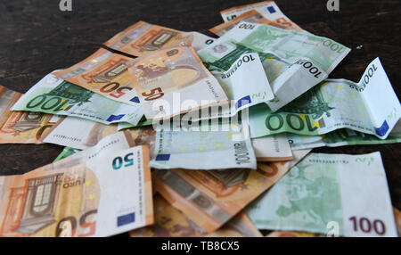 Berlin, Allemagne. 30 mai, 2019. De nombreux billets sont couchées sur le sol. Crédit : Paul Zinken/dpa/Alamy Live News Banque D'Images