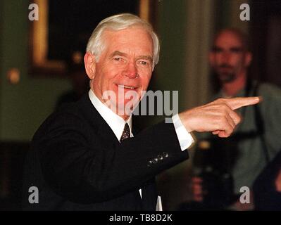 Washington, District de Columbia, Etats-Unis. 21 Jan, 1999. Le sénateur américain Thad Cochran (républicain du Mississippi) points dans le couloir comme il quitte le Sénat américain Procès d'impeachment dans le Capitole à Washington, DC Le 21 janvier 1999 Credit : Ron Sachs/CNP/ZUMA/Alamy Fil Live News Banque D'Images