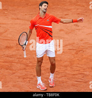 Roland Garros, Paris, France. 30 mai, 2019. Tournoi de tennis de Roland-Garros, Novak Djokovic (SRB) obtient frustré avec son jeu : Action Crédit Plus Sport/Alamy Live News Banque D'Images