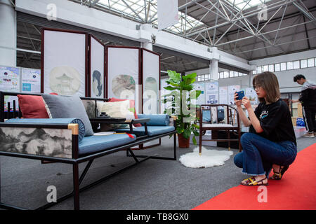 Nanjing, Jiangsu Province de la Chine. 30 mai, 2019. Personnes visitent une exposition présentant le travail de conception des diplômés de l'Université forestière de Nanjing, à Nanjing, Jiangsu Province de Chine orientale, le 30 mai 2019. Credit : Su Yang/Xinhua/Alamy Live News Banque D'Images