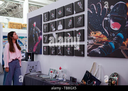 Nanjing, Jiangsu Province de la Chine. 30 mai, 2019. Une jeune femme visite une exposition présentant le travail de conception des diplômés de l'Université forestière de Nanjing, à Nanjing, Jiangsu Province de Chine orientale, le 30 mai 2019. Credit : Su Yang/Xinhua/Alamy Live News Banque D'Images