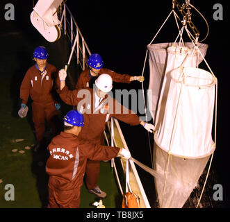 (190531) -- BEIJING, 31 mai 2019 (Xinhua) -- Des chercheurs procèdent à des opérations de chalutage verticale sur le bateau de recherche de la Chine KEXUE (Science) dans l'ouest de l'océan Pacifique, le 29 mai 2019. KEXUE mène une enquête longue de 20 jours sur une série de monts sous-marins dans le sud de la fosse des Mariannes dans l'océan Pacifique occidental. Ils mettront l'accent sur la diversité biologique, les systèmes écologiques et biologiques des distributions des monts sous-marins qu'ils envisageaient d'explorer. (Xinhua/Zhang Xudong) Banque D'Images