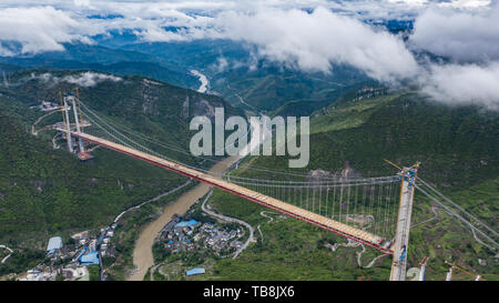 (190531) -- BEIJING, 31 mai 2019 (Xinhua) -- photo aérienne prise le 30 mai 2019 présente le pont de la rivière Chishui d Gulin-Xishui l'autoroute en construction à la frontière entre le sud-ouest de la province chinoise du Sichuan et du Guizhou Province. Deux côtés du pont ont été réunis le jeudi. (Xinhua/Tao Liang) Banque D'Images