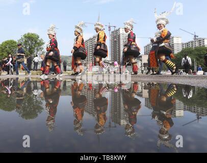 (190531) -- BEIJING, 31 mai 2019 (Xinhua) -- les gens de l'ethnie Miao assister à un défilé pour célébrer le Festival de Sœurs Miao Taijiang County, Qiandongnan Préfecture autonome Miao et Dong, au sud-ouest de la province du Guizhou, en Chine, le 18 avril 2019. Festival Sœurs Miao est inscrit dans le premier lot de patrimoine culturel immatériel national en 2006. La Chine a mis en place un programme national de protection du patrimoine culturel immatériel réseau composé de 2 467 établissements et 17 308 personnes à la fin de 2018, selon un rapport du gouvernement. Ces institutions parrainé sur 65 500 effectuer connexes Banque D'Images