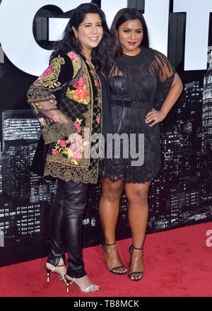 Los Angeles, United States. 30 mai, 2019. LOS ANGELES, CALIFORNIE, USA - 30 MAI : Nisha Ganatra et Mindy Kaling arrivent à la Los Angeles Premiere d'Amazon Studio's 'Late Night' tenue à l'Orpheum Theatre le 30 mai 2019 à Hollywood, Los Angeles, Californie, États-Unis. ( Photo : Agence de Presse Image/Alamy Live News Banque D'Images