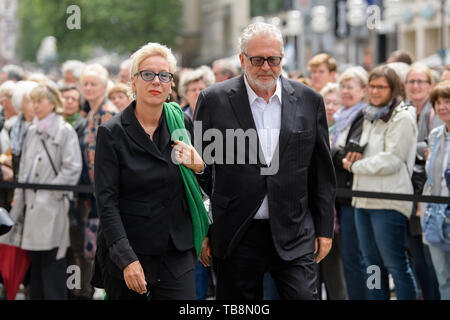 Munich, Allemagne. 31 mai, 2019. Doris Dörrie, directeur, et son partenaire de vie, le PDG de Constantin Film AG Martin Moszkowicz, venir au public service funéraire pour Hannelore Elsner dans l'église Saint Michel. L'actrice est décédée le 21 avril 2019 à Munich. Credit : Matthias Balk/dpa/Alamy Live News Banque D'Images