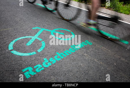 31 mai 2019, Bade-Wurtemberg, Böblingen : Après l'ouverture du cycle entre la voie rapide/Böblingen Sindelfingen et Stuttgart, les cyclistes passent une inscription sur l'asphalte. Le premier cycle voie rapide dans le Bade-Wurtemberg a été ouverte à la circulation le 31.05.2019. Photo : Christoph Schmidt/dpa Banque D'Images