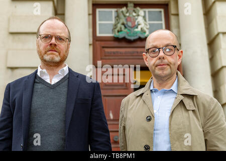 La Haute Cour de Belfast, Royaume-Uni. 31 mai 2019. Trevor Birney (à gauche) et Barry McCaffrey saisir la Haute cour de Belfast où il est prévu que les mandats d'Raid leurs locaux sont censés être annulé Crédit : Bonzo/Alamy Live News Banque D'Images