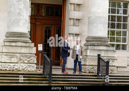 La Haute Cour de Belfast, Royaume-Uni. 31 mai 2019. Trevor Birney (à gauche) et Barry McCaffrey saisir la Haute cour de Belfast où il est prévu que les mandats d'Raid leurs locaux sont censés être annulé Crédit : Bonzo/Alamy Live News Banque D'Images