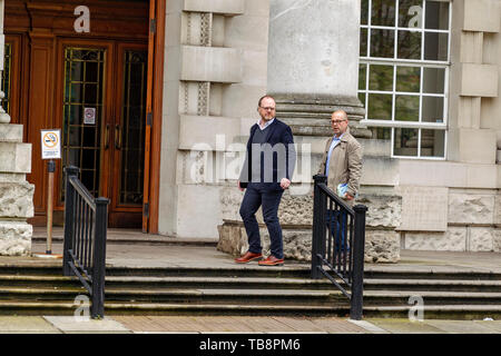 La Haute Cour de Belfast, Royaume-Uni. 31 mai 2019. Trevor Birney (à gauche) et Barry McCaffrey saisir la Haute cour de Belfast où il est prévu que les mandats d'Raid leurs locaux sont censés être annulé Crédit : Bonzo/Alamy Live News Banque D'Images