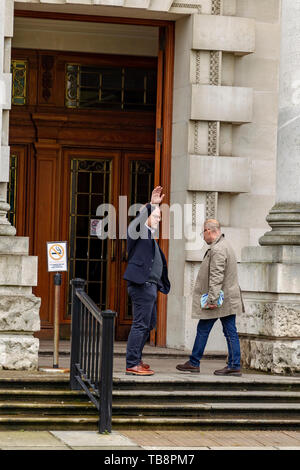 La Haute Cour de Belfast, Royaume-Uni. 31 mai 2019. Trevor Birney (à gauche) et Barry McCaffrey saisir la Haute cour de Belfast où il est prévu que les mandats d'Raid leurs locaux sont censés être annulé Crédit : Bonzo/Alamy Live News Banque D'Images