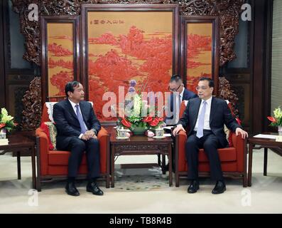 (190531) -- BEIJING, 31 mai 2019 (Xinhua) -- Le Premier ministre chinois Li Keqiang rencontre le vice-Premier ministre cambodgien et Ministre des affaires étrangères et de la coopération internationale Prak Sokhonn à Beijing, capitale de Chine, le 31 mai 2019. (Xinhua/Liu Weibing) Banque D'Images