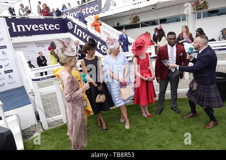 Epsom Downs, Surrey, UK. 31 mai, 2019. Finalistes la queue pour le "Style Awards' présenté par ITV's Charlotte Hawkins et Mark Hayes à l'Investec Derby Festival - sur Mesdames Jour, classic course de chevaux. Credit : Motofoto/Alamy Live News Banque D'Images