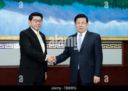 (190531) -- BEIJING, 31 mai 2019 (Xinhua) -- Le conseiller d'Etat chinois et ministre de la sécurité publique de Zhao Kezhi (R) rencontre Krea-Ngam Wissanu, vice-premier ministre de la Thaïlande, à Beijing, capitale de Chine, le 31 mai 2019. (Xinhua/Liu Bin) Banque D'Images