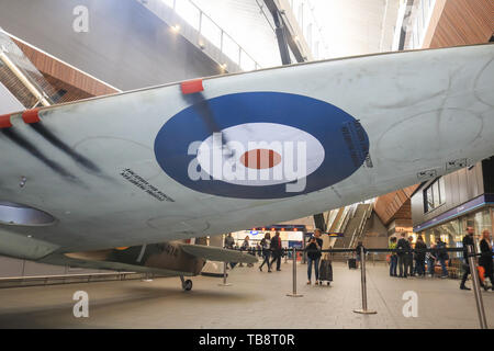 Londres, Royaume-Uni. 31 mai, 2019. Une réplique d'un Spitfire Mk.IX de Duxford RAF sur l'affichage à la Station London Bridge pour marquer le 75e anniversaire du D-Day. Credit : Amer Ghazzal SOPA/Images/ZUMA/Alamy Fil Live News Banque D'Images