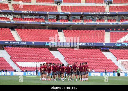 Madrid, Espagne. 31 mai, 2019. Football : Ligue des Champions, avant la finale, Liverpool FC - Tottenham Hotspur, Wanda Metropolitano, stade de la formation. Jürgen Klopp entraîneur de Liverpool (4e à partir de la droite) et le chef de la formation. Crédit : Jan Woitas/dpa-Zentralbild/dpa/Alamy Live News Banque D'Images