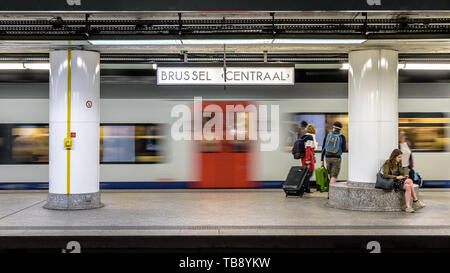 Les passagers avec des valises en attente sur une plate-forme en métro de la gare centrale de Bruxelles comme un train InterCity est de partir. Banque D'Images