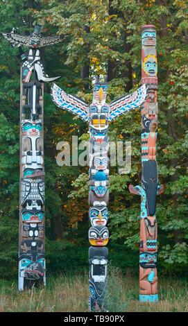 Les totems indiens dans le parc Stanley à Vancouver Banque D'Images