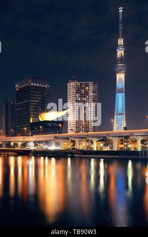 . TOKYO, JAPON - 15 MAI : Skytree la nuit car la ville vue sur Mai 15,2013 à Tokyo Tokyo est la capitale du Japon et la plus populeuse metropolita Banque D'Images