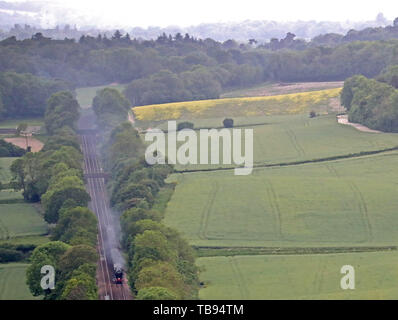 The Flying Scotsman locomotive à vapeur tire un train dans le National Trust's Denbies Hillside in Dorking lors d'une tournée de la Surrey Hills. Banque D'Images