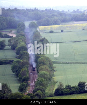 The Flying Scotsman locomotive à vapeur tire un train dans le National Trust's Denbies Hillside in Dorking lors d'une tournée de la Surrey Hills. Banque D'Images