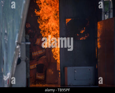 Un pompier affecté au 628e Escadron de génie civil met le feu dans un appareil mobile Unité de formation incendie 27 mai 2019, at Joint Base Charleston, S.C. JB Charleston's fire department a fait équipe avec l'incendie qui s'est sauver les Marines du Marine Corps Air Station, Beaufort, S.C., pour effectuer de la formation incendie aéronef Mobile 27-31 mai 2019, au service d'incendie JB Charleston terrains d'entraînement. Cette formation n'est pas seulement rempli une obligation annuelle pour la mission mais aussi les pompiers aptes a souligné l'importance de la collaboration entre les partenaires de la mission conjointe tout au long de la Lowcountry. Banque D'Images