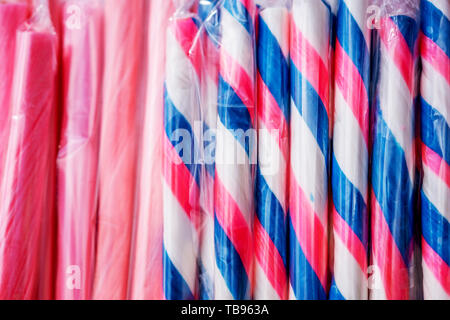 Close-up de bâtonnets de sucre coloré, douce tentation en couleurs vives et fraîches, des arômes sucrés, sur un marché de rue. Banque D'Images