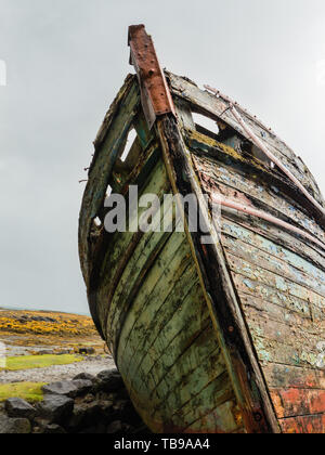 Deux bateaux de pêche abandonnés le long de la côte de Salen Bay sur l'île de Mull, en Ecosse Banque D'Images