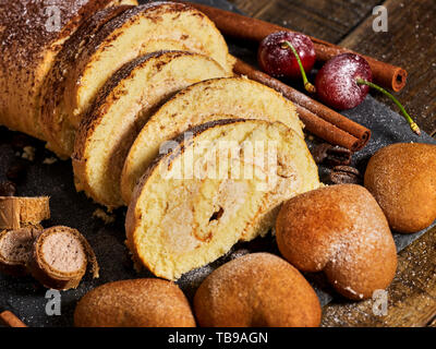 Les cookies de sable, en forme de coeur gâteau roulé avec cherry, le bâton de cannelle Banque D'Images