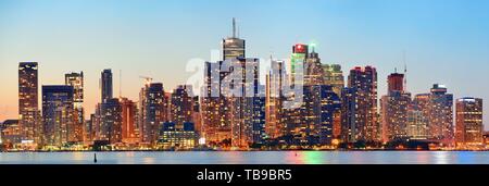 Toronto cityscape panorama au crépuscule sur le lac avec la lumière colorée. Banque D'Images