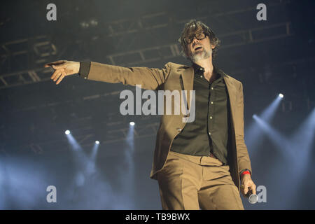 Londres, Royaume-Uni. Jarvis Cocker avec Jarv groupe live sur scène lors de l'All Points East Festival au Parc Victoria, à Londres. 25 mai 2019. Ref:CMT370-2481-260519 Justin ng/WWW.LMKMEDIA.COM Médias Historique Banque D'Images