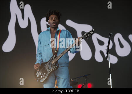 Londres, Royaume-Uni. Le bassiste Olugbenga Adelekan de Metronomy joue sur le stade de l'Est , le Festival de tous les points à l'Est, le parc Victoria, London, England, UK le dimanche 26 mai 2019. Ref:CMT370-2502-280519 Justin ng/WWW.LMKMEDIA.COM Médias Historique Banque D'Images