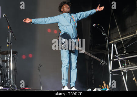 Londres, Royaume-Uni. Le bassiste Olugbenga Adelekan de Metronomy joue sur le stade de l'Est , le Festival de tous les points à l'Est, le parc Victoria, London, England, UK le dimanche 26 mai 2019. Ref:CMT370-2502-280519 Justin ng/WWW.LMKMEDIA.COM Médias Historique Banque D'Images