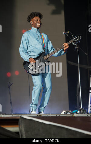 Londres, Royaume-Uni. Le bassiste Olugbenga Adelekan de Metronomy joue sur le stade de l'Est , le Festival de tous les points à l'Est, le parc Victoria, London, England, UK le dimanche 26 mai 2019. Ref:CMT370-2502-280519 Justin ng/WWW.LMKMEDIA.COM Médias Historique Banque D'Images