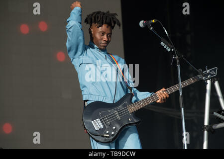 Londres, Royaume-Uni. Le bassiste Olugbenga Adelekan de Metronomy joue sur le stade de l'Est , le Festival de tous les points à l'Est, le parc Victoria, London, England, UK le dimanche 26 mai 2019. Ref:CMT370-2502-280519 Justin ng/WWW.LMKMEDIA.COM Médias Historique Banque D'Images