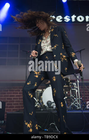 Londres, Royaume-Uni. La chanteuse française Lou Doillon joue sur le stade Firestone , tous les points de l'Est Festival, Victoria Park, London, England, UK le dimanche 26 mai 2019. Ref:CMT370-2502-280519 Justin ng/WWW.LMKMEDIA.COM Médias Historique Banque D'Images