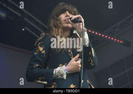 Londres, Royaume-Uni. La chanteuse française Lou Doillon joue sur le stade Firestone , tous les points de l'Est Festival, Victoria Park, London, England, UK le dimanche 26 mai 2019. Ref:CMT370-2502-280519 Justin ng/WWW.LMKMEDIA.COM Médias Historique Banque D'Images