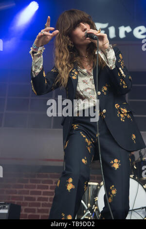 Londres, Royaume-Uni. La chanteuse française Lou Doillon joue sur le stade Firestone , tous les points de l'Est Festival, Victoria Park, London, England, UK le dimanche 26 mai 2019. Ref:CMT370-2502-280519 Justin ng/WWW.LMKMEDIA.COM Médias Historique Banque D'Images