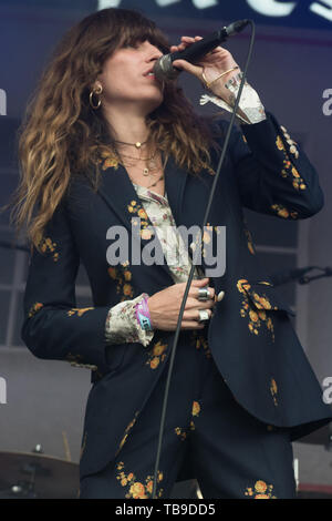 Londres, Royaume-Uni. La chanteuse française Lou Doillon joue sur le stade Firestone , tous les points de l'Est Festival, Victoria Park, London, England, UK le dimanche 26 mai 2019. Ref:CMT370-2502-280519 Justin ng/WWW.LMKMEDIA.COM Médias Historique Banque D'Images