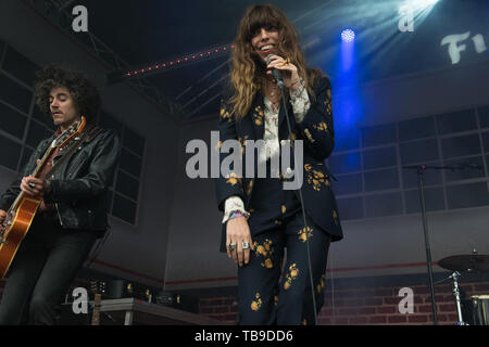 Londres, Royaume-Uni. La chanteuse française Lou Doillon joue sur le stade Firestone , tous les points de l'Est Festival, Victoria Park, London, England, UK le dimanche 26 mai 2019. Ref:CMT370-2502-280519 Justin ng/WWW.LMKMEDIA.COM Médias Historique Banque D'Images