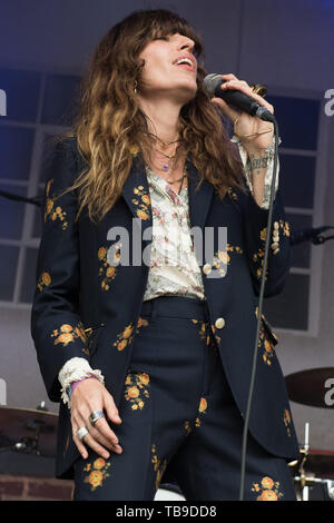 Londres, Royaume-Uni. La chanteuse française Lou Doillon joue sur le stade Firestone , tous les points de l'Est Festival, Victoria Park, London, England, UK le dimanche 26 mai 2019. Ref:CMT370-2502-280519 Justin ng/WWW.LMKMEDIA.COM Médias Historique Banque D'Images