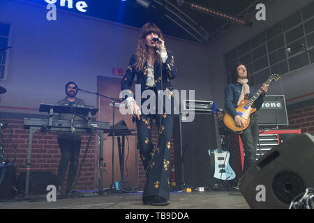 Londres, Royaume-Uni. La chanteuse française Lou Doillon joue sur le stade Firestone , tous les points de l'Est Festival, Victoria Park, London, England, UK le dimanche 26 mai 2019. Ref:CMT370-2502-280519 Justin ng/WWW.LMKMEDIA.COM Médias Historique Banque D'Images