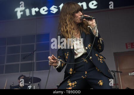 Londres, Royaume-Uni. La chanteuse française Lou Doillon joue sur le stade Firestone , tous les points de l'Est Festival, Victoria Park, London, England, UK le dimanche 26 mai 2019. Ref:CMT370-2502-280519 Justin ng/WWW.LMKMEDIA.COM Médias Historique Banque D'Images